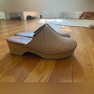 Universal Thread Clogs